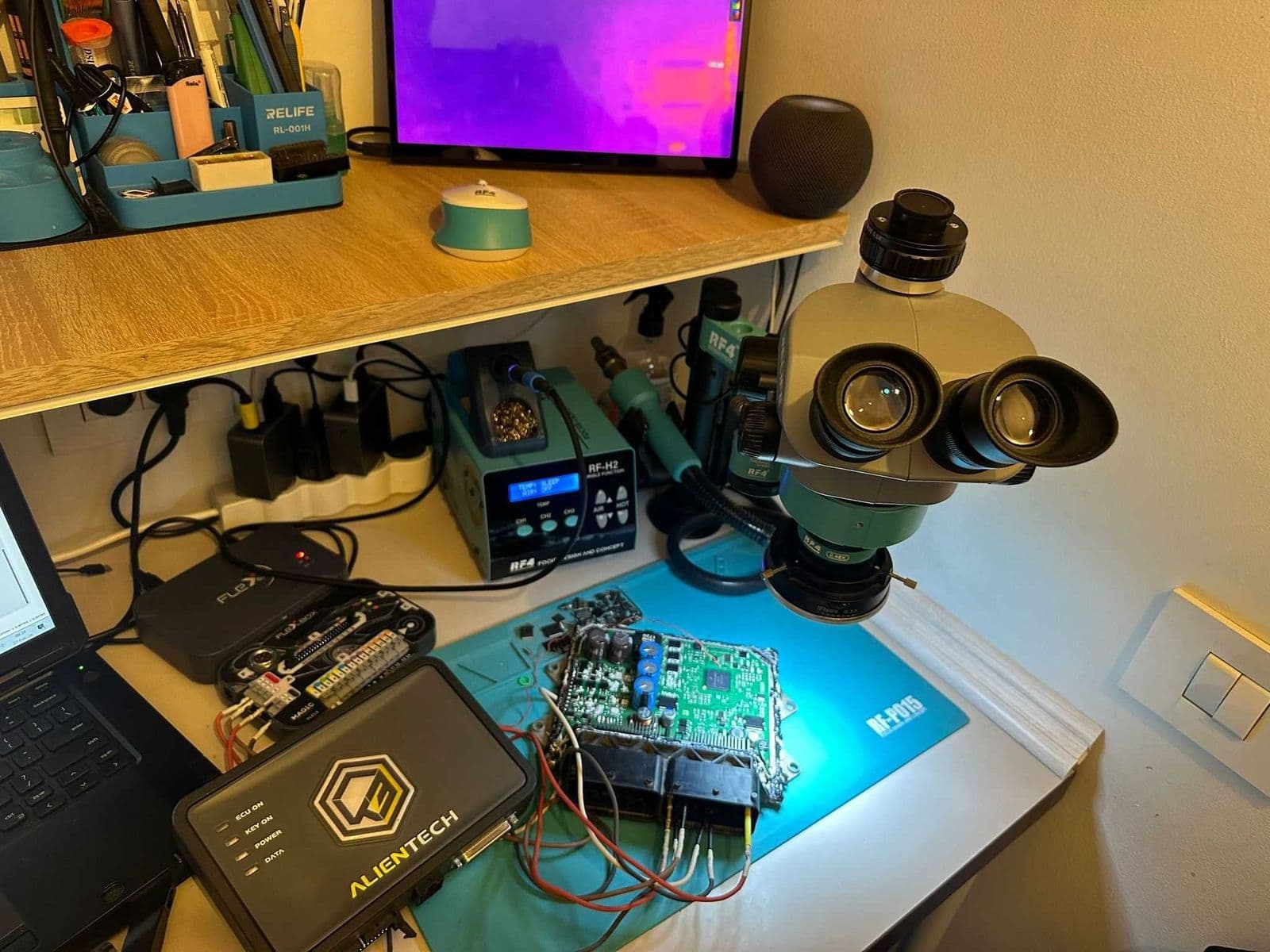 Modul electronic sub microscop, în timpul reparației pe placă