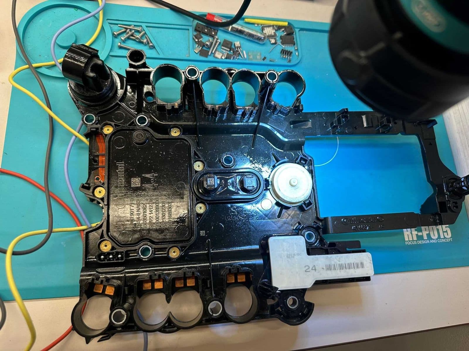 Modulul electronic al cutiei Mercedes 7G-Tronic, pe covorașul antistatic