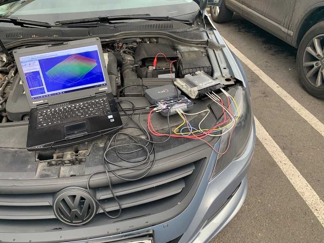 Programarea calculatorului de motor direct pe mașină, cu laptopul pe motor