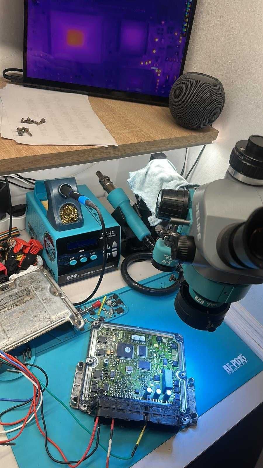 Calculator de motor de autobuz deschis pe banc, sub microscop